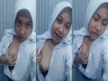 ABG SMA Berhijab Nekat Pamer Toket Viral Kost poster