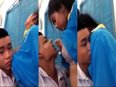 Bokep SMA Pelajar SMA Ngenyot Susu Di Kelas Kost poster